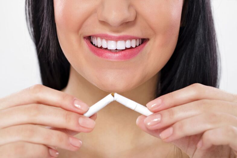 Deklica je zlomila cigareto